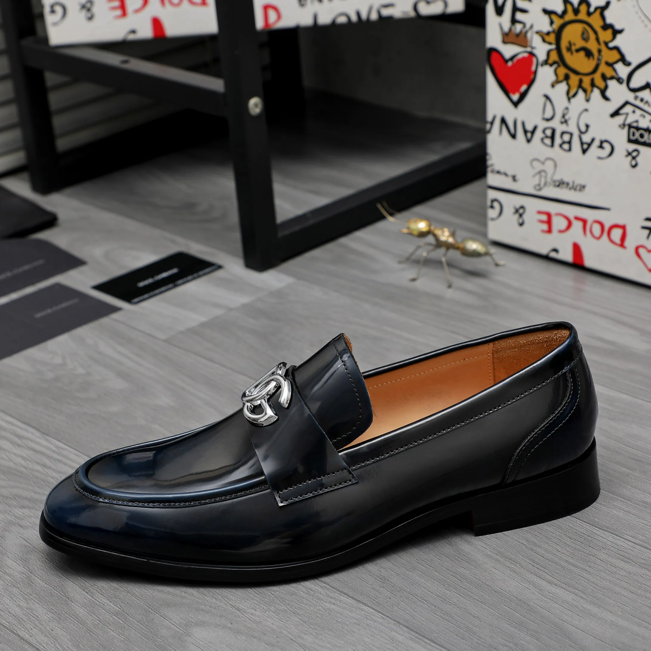 Men's shoes 💰500 Product trademark: DG (Dolce & Gabbana) business casual leather shoes Regular size: 38-45 (45 is custom-made and non-returnable) Product materials: Selected pearlescent polished cowhide upper, cowhide lining, original outsole
